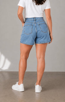 The All-Day High Waisted Denim shorts Mid wash (CURVY)